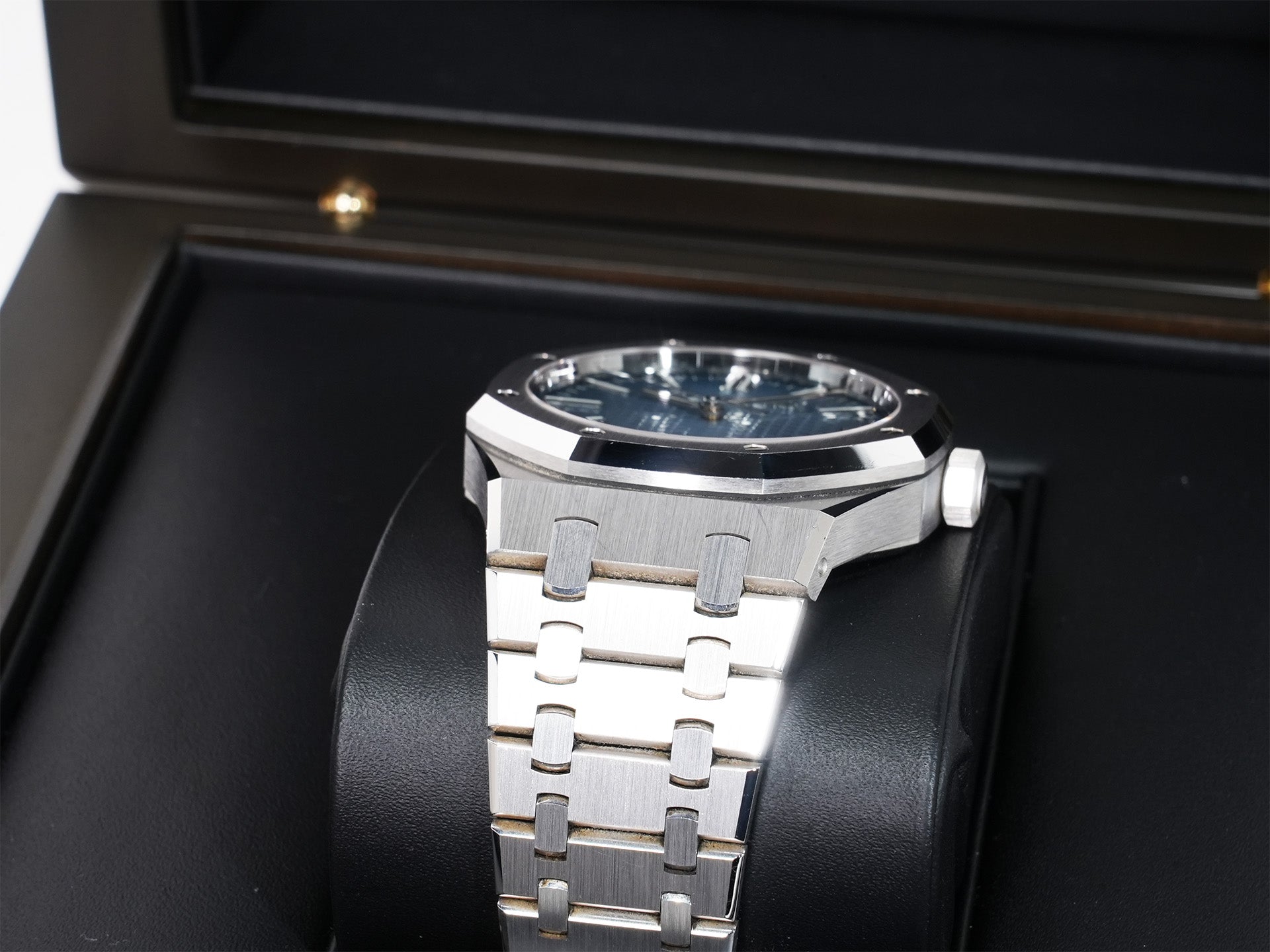 Audemars Piguet Royal Oak Ref.15510BC.OO.1320BC.02 White Gold Smoked Blue Dial Used sfgbfkvv