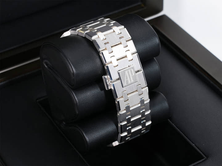 Audemars Piguet Royal Oak Ref.15510BC.OO.1320BC.02 White Gold Smoked Blue Dial Used sfgbfkvv