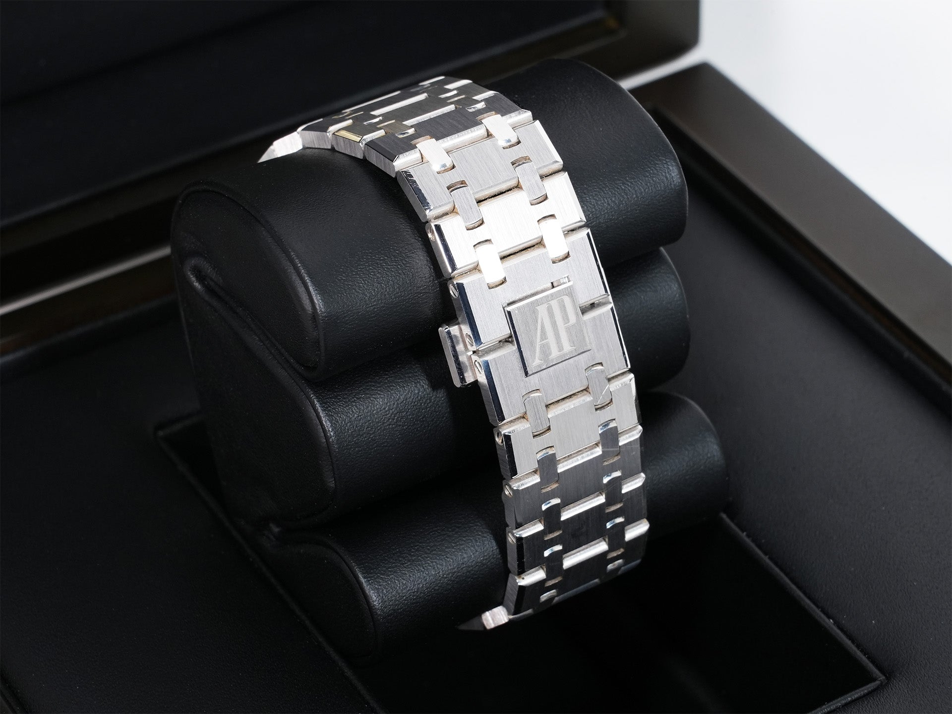 Audemars Piguet Royal Oak Ref.15510BC.OO.1320BC.02 White Gold Smoked Blue Dial Used sfgbfkvv