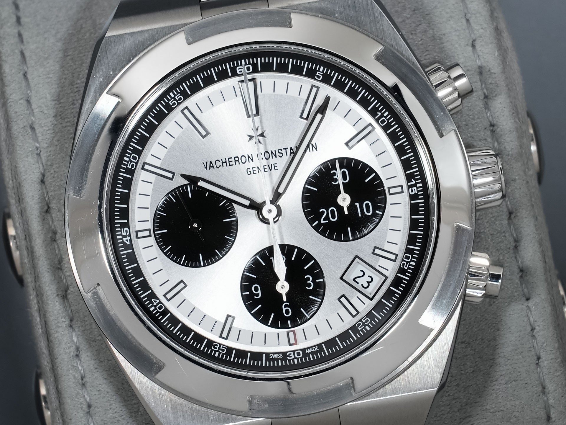 Vacheron Constantin Overseas Chronograph Ref. 5520V/210A-B686 Stainless Steel Silver Dial Used v8f65wat