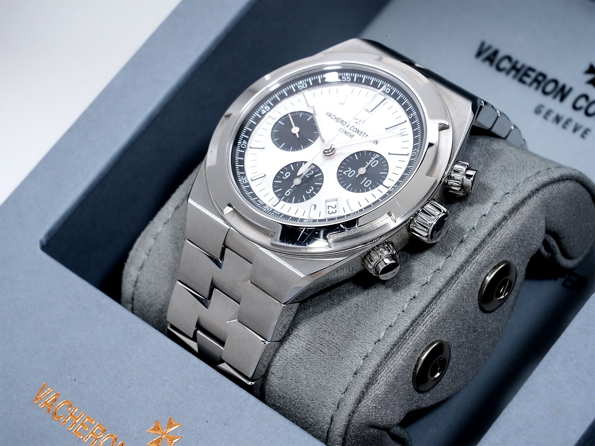 Vacheron Constantin Overseas Chronograph Ref. 5520V/210A-B686 Stainless Steel Silver Dial Used v8f65wat
