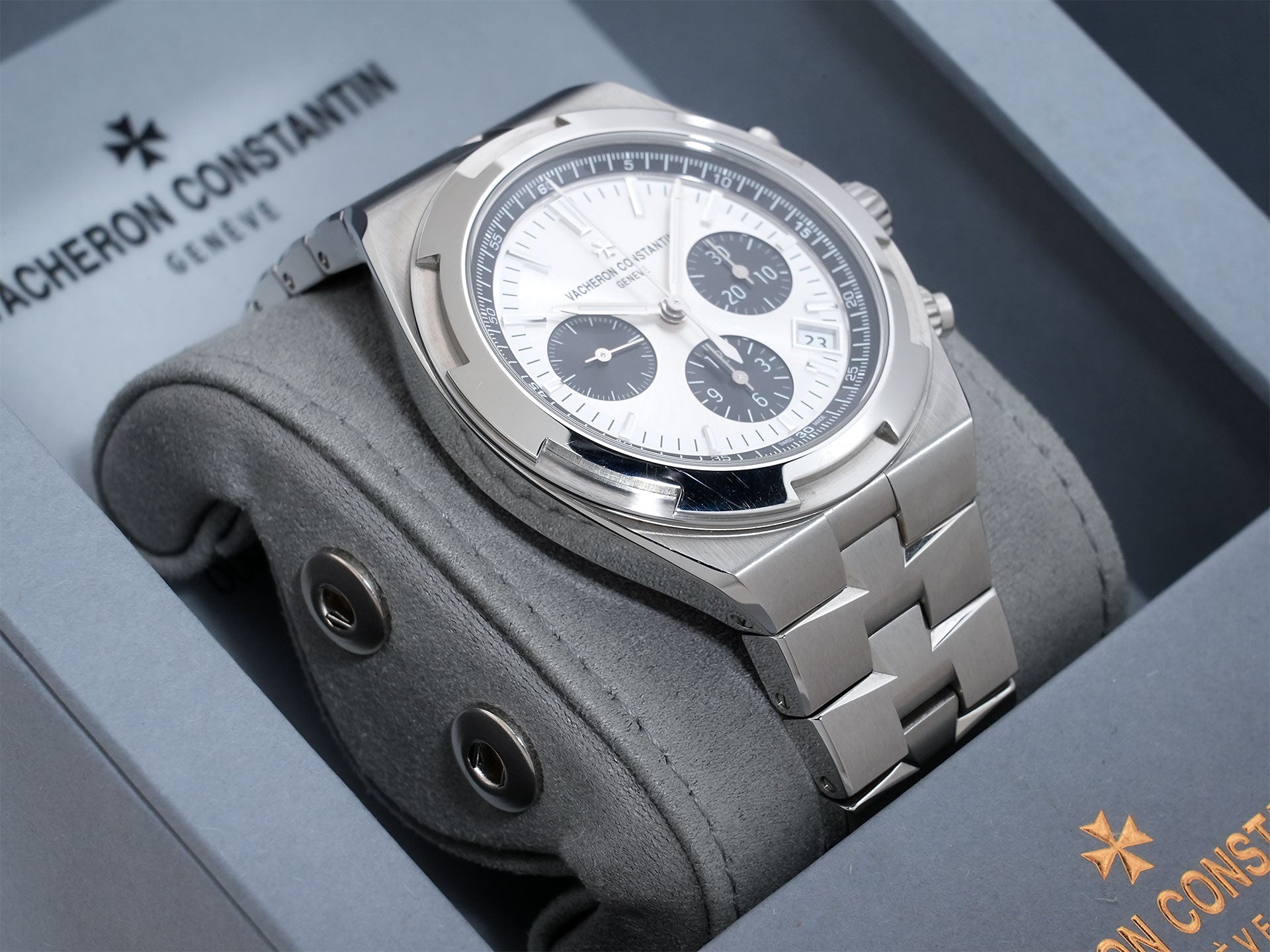Vacheron Constantin Overseas Chronograph Ref. 5520V/210A-B686 Stainless Steel Silver Dial Used v8f65wat