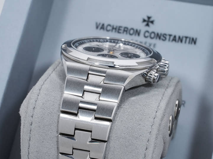 Vacheron Constantin Overseas Chronograph Ref. 5520V/210A-B686 Stainless Steel Silver Dial Used v8f65wat