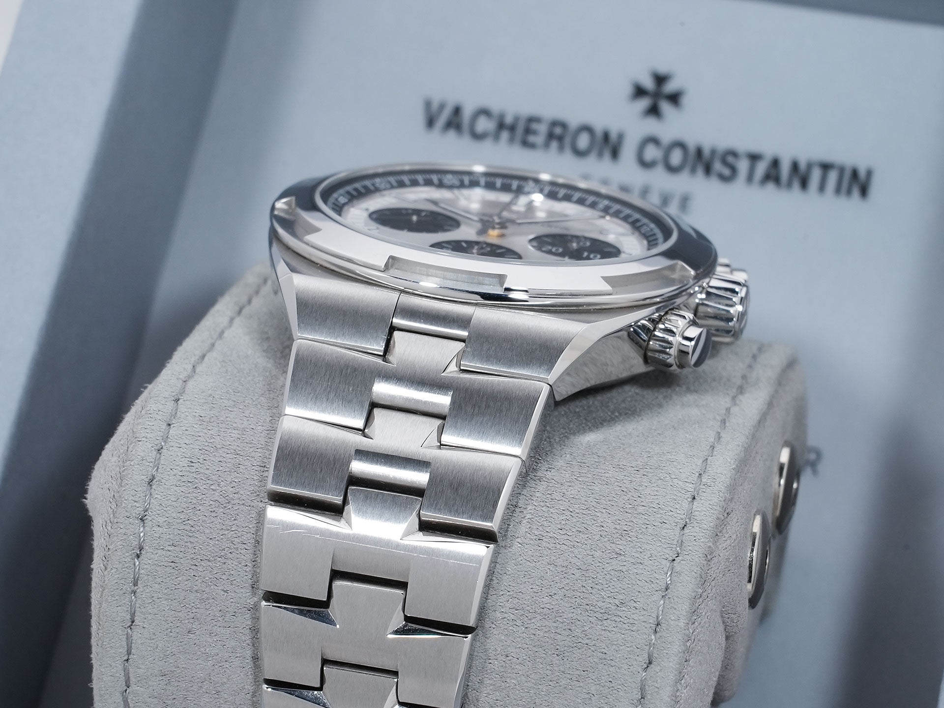 Vacheron Constantin Overseas Chronograph Ref. 5520V/210A-B686 Stainless Steel Silver Dial Used v8f65wat