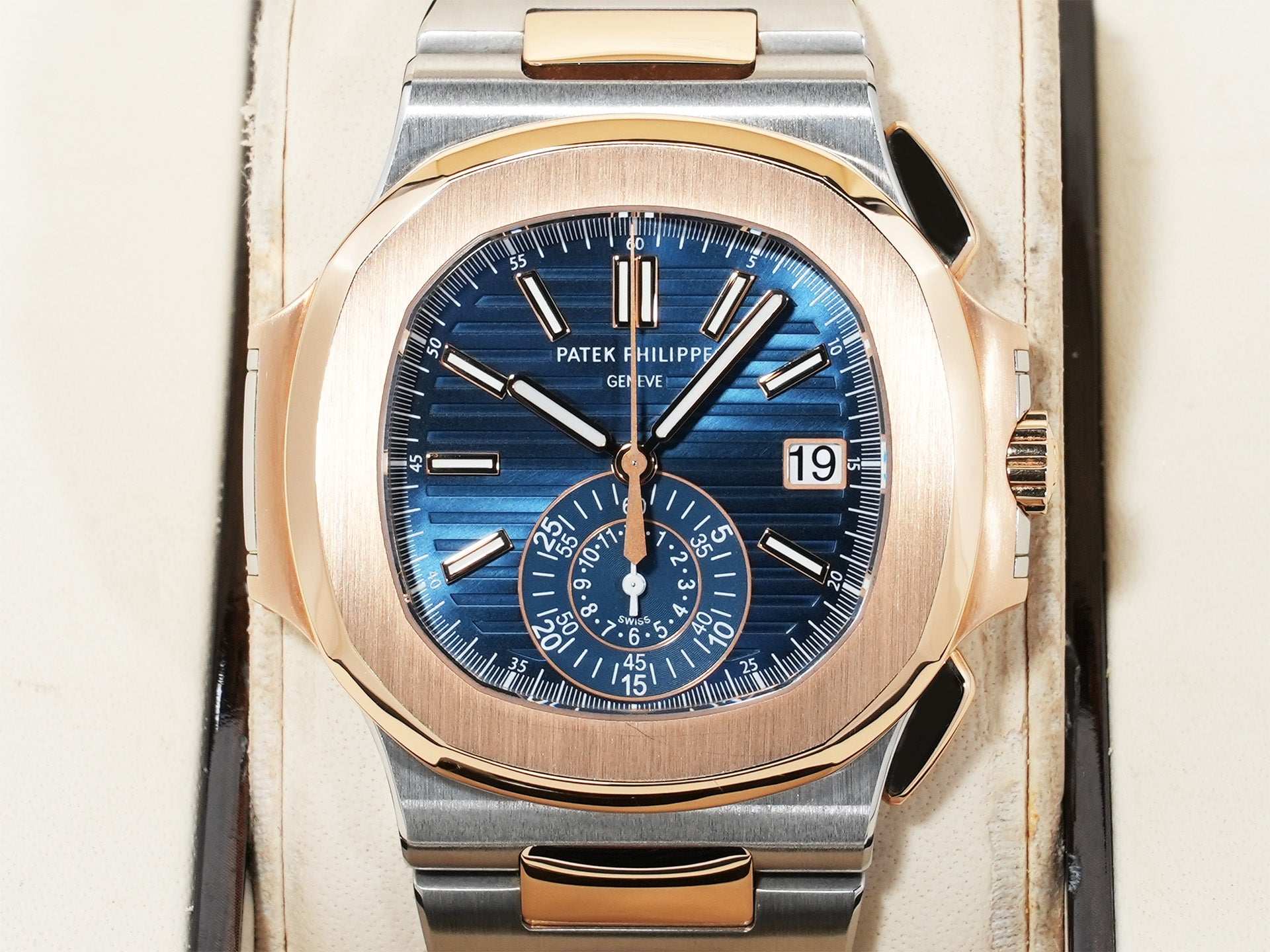 パテックフィリップ ノーチラス クロノグラフ Ref.5980/1AR-001 ステンレススチール/ローズゴールド ブルー文字盤 中古 der2f5mw