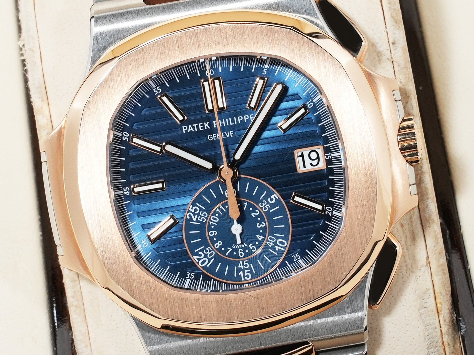 パテックフィリップ ノーチラス クロノグラフ Ref.5980/1AR-001 ステンレススチール/ローズゴールド ブルー文字盤 中古 der2f5mw