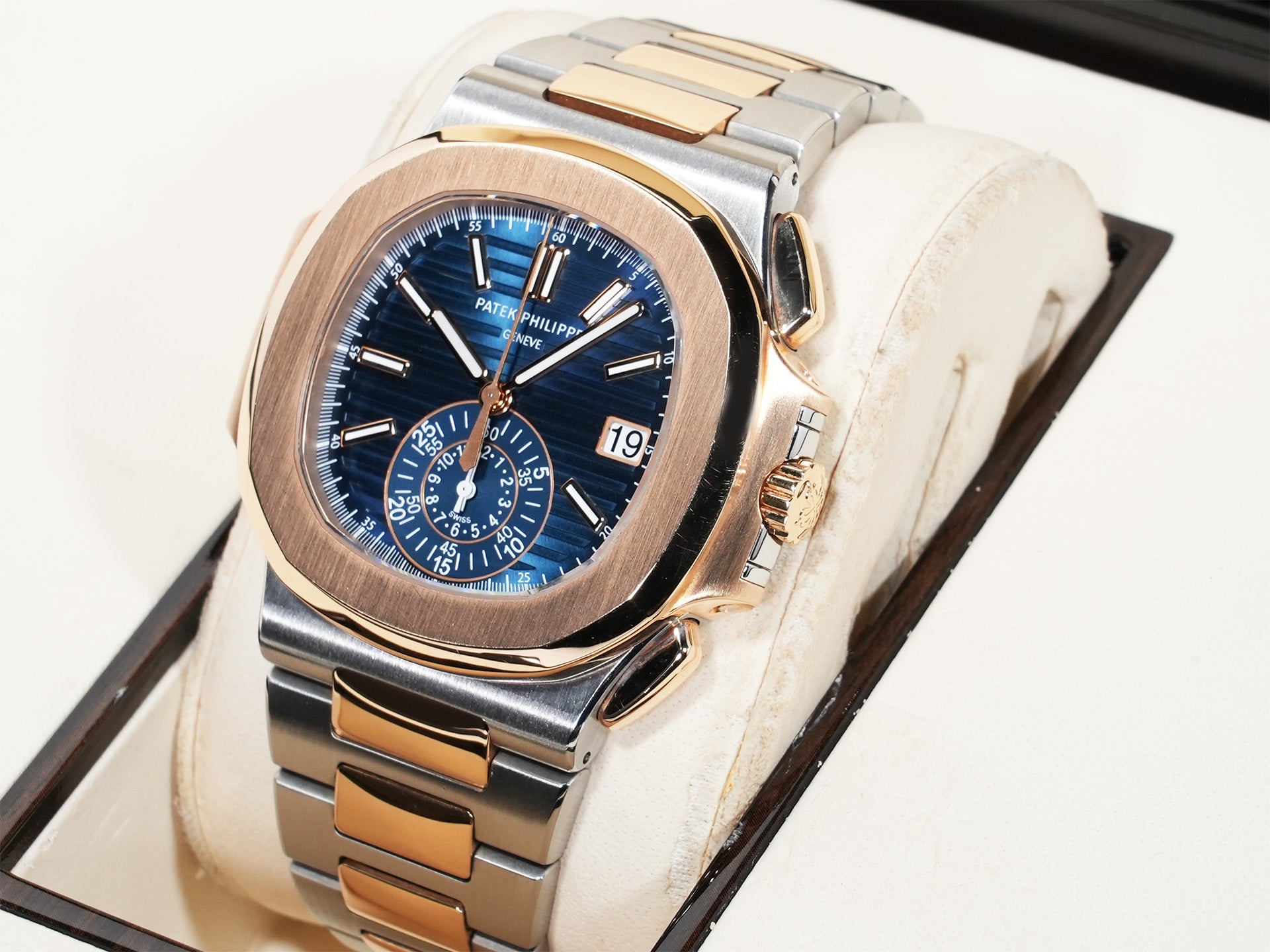 パテックフィリップ ノーチラス クロノグラフ Ref.5980/1AR-001 ステンレススチール/ローズゴールド ブルー文字盤 中古 der2f5mw