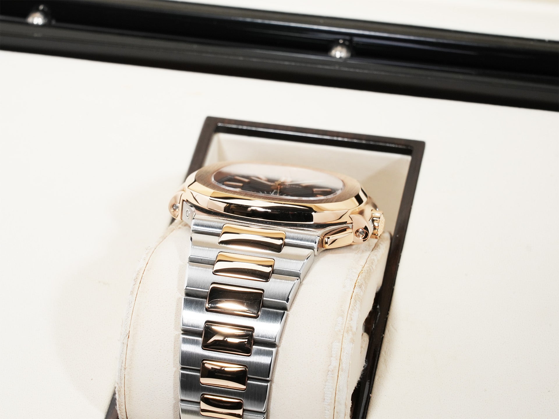 パテックフィリップ ノーチラス クロノグラフ Ref.5980/1AR-001 ステンレススチール/ローズゴールド ブルー文字盤 中古 der2f5mw