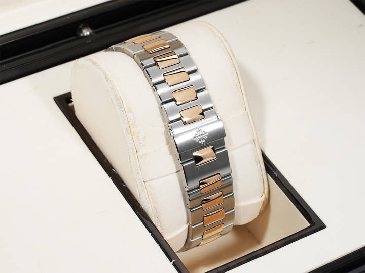 パテックフィリップ ノーチラス クロノグラフ Ref.5980/1AR-001 ステンレススチール/ローズゴールド ブルー文字盤 中古 der2f5mw