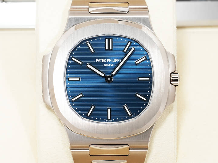 パテックフィリップ ノーチラス Ref.5810/1G-001 ホワイトゴールド ブルーソレイユ文字盤 未使用 46hmwrmy