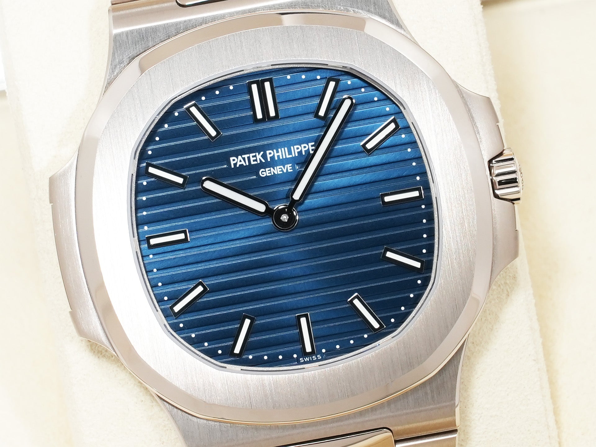 パテックフィリップ ノーチラス Ref.5810/1G-001 ホワイトゴールド ブルーソレイユ文字盤 未使用 46hmwrmy