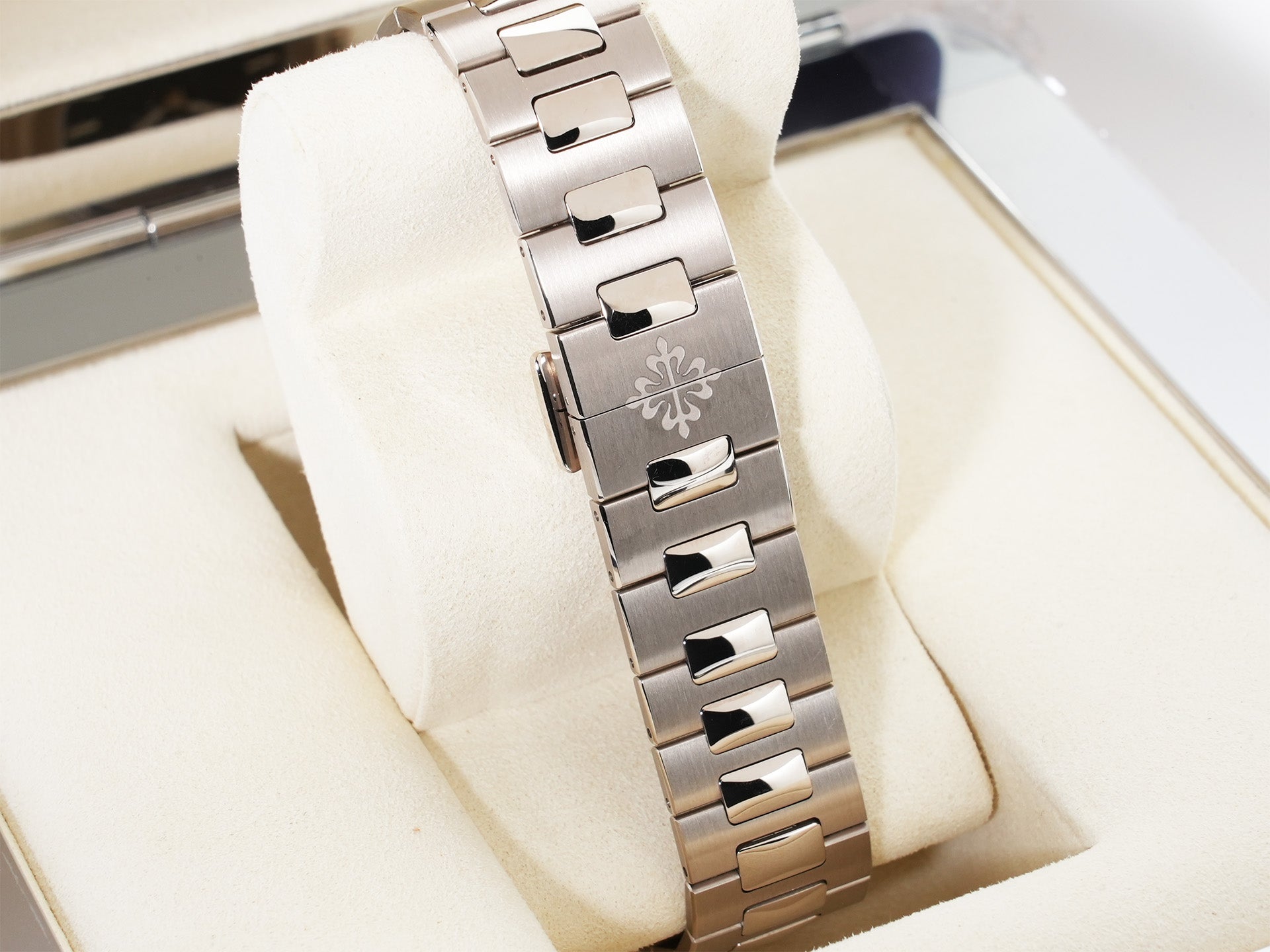 パテックフィリップ ノーチラス Ref.5810/1G-001 ホワイトゴールド ブルーソレイユ文字盤 未使用 46hmwrmy