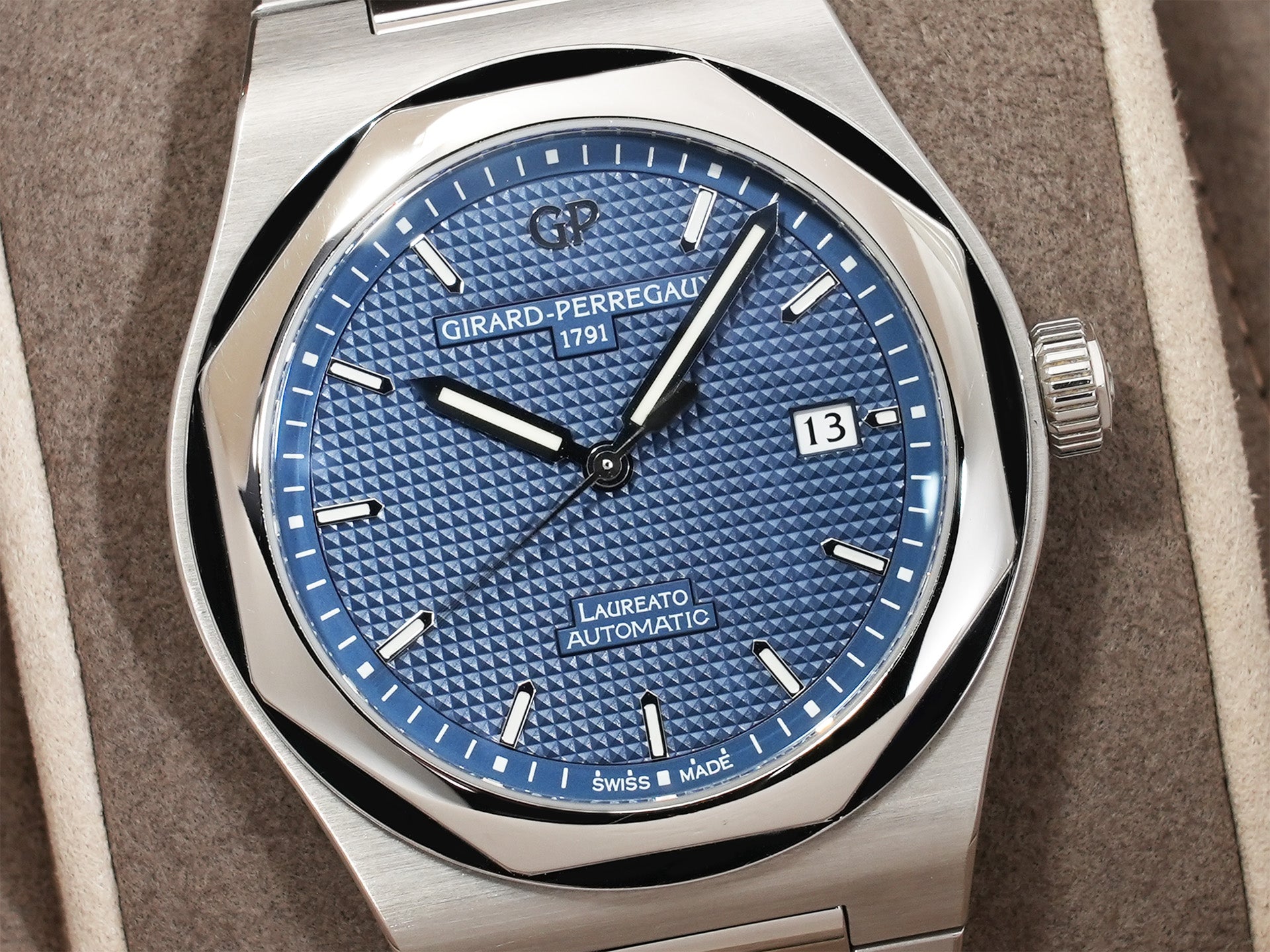 Girard-Perregaux Laureato Ref.81000-11-431-11A Stainless Steel Blue Dial Used 78zms5wi