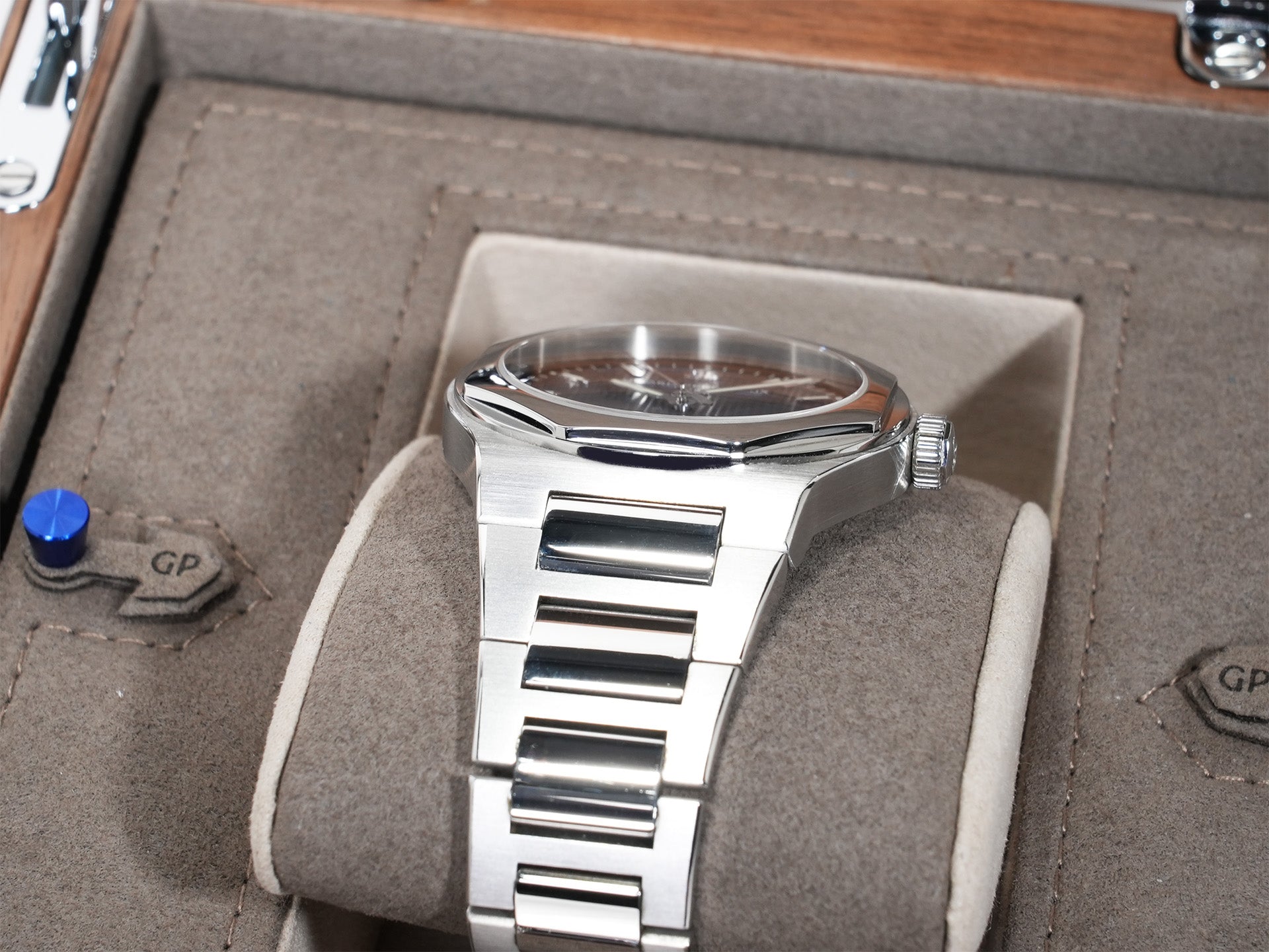 Girard-Perregaux Laureato Ref.81000-11-431-11A Stainless Steel Blue Dial Used 78zms5wi