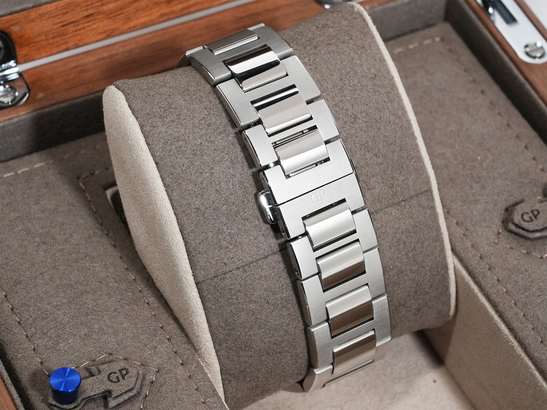 Girard-Perregaux Laureato Ref.81000-11-431-11A Stainless Steel Blue Dial Used 78zms5wi