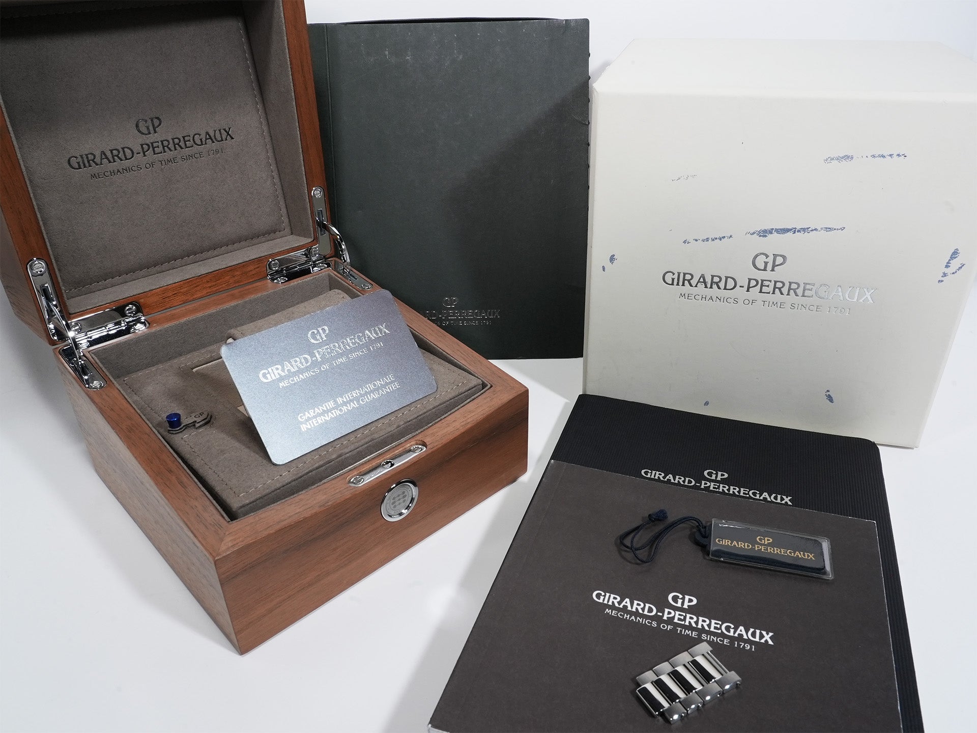 Girard-Perregaux Laureato Ref.81000-11-431-11A Stainless Steel Blue Dial Used 78zms5wi