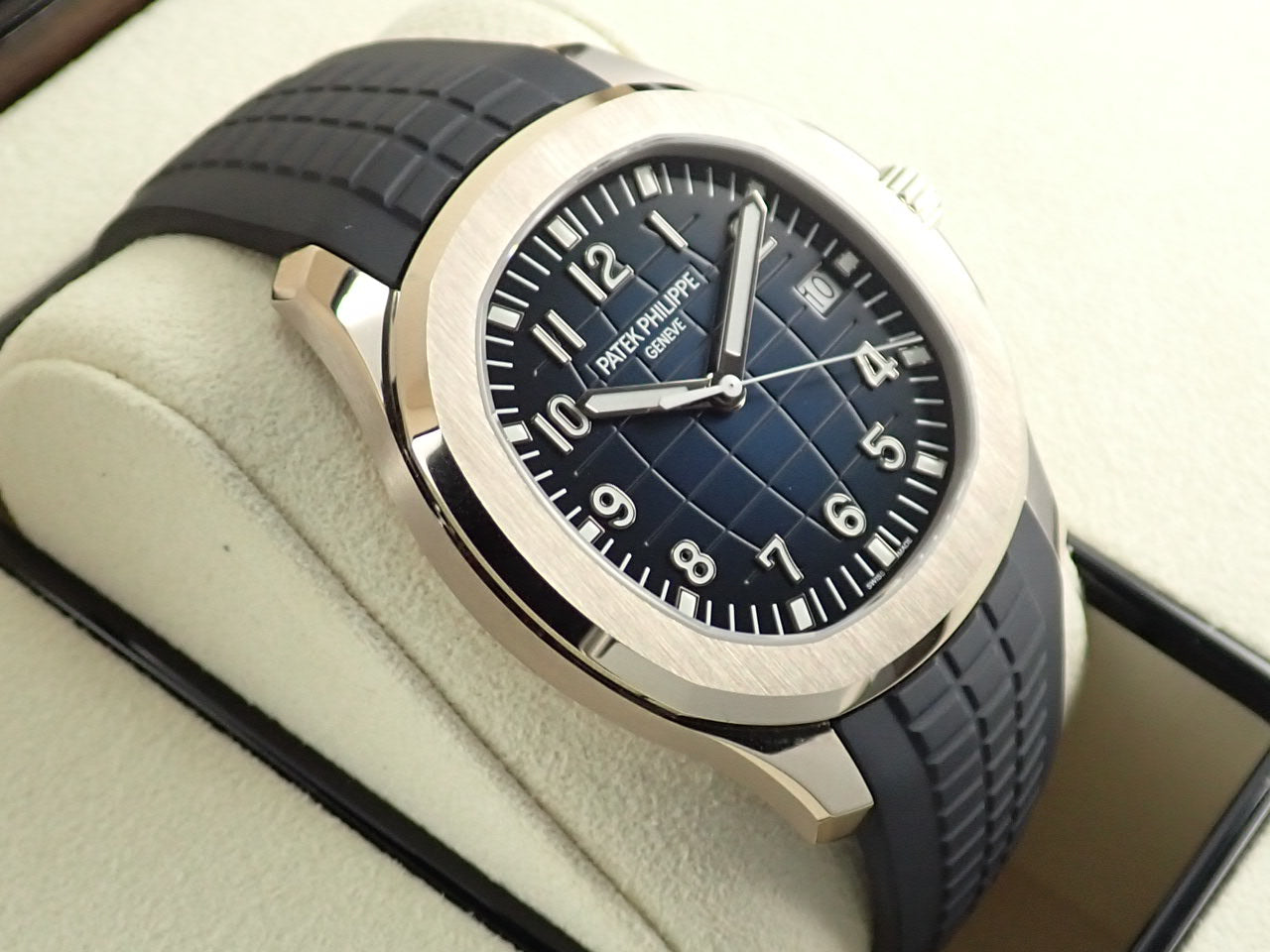 Patek Philippe Aquanaut &lt;Warranty box and other details&gt;