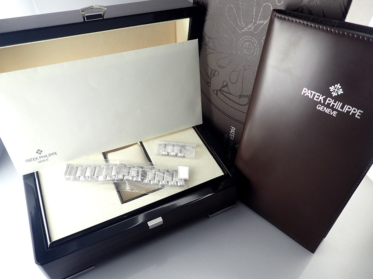 Patek Philippe Aquanaut Extra Large &lt;Warranty, Box, etc.&gt;