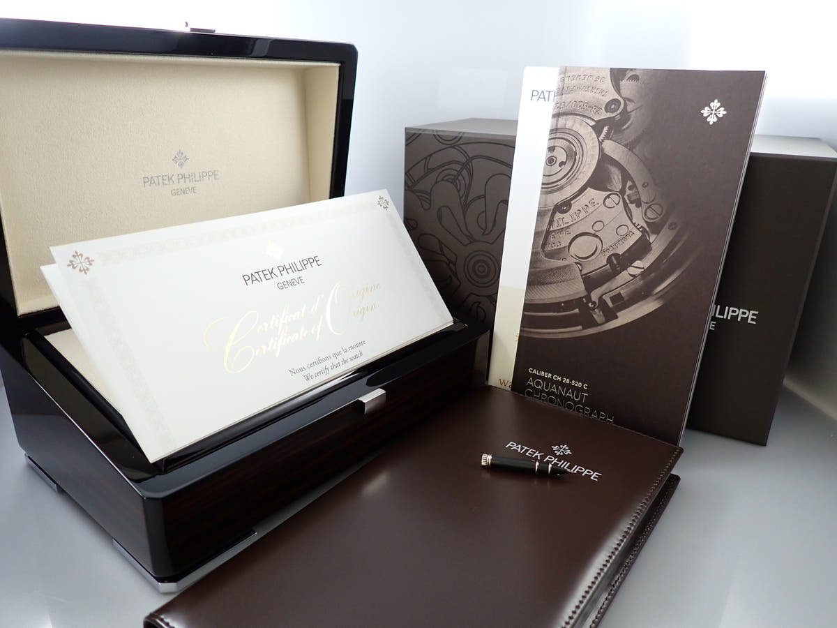 パテックフィリップ アクアノート クロノグラフ Ref.5968G-001 ミッドナイトブルー文字盤 中古 P2LX6KX2