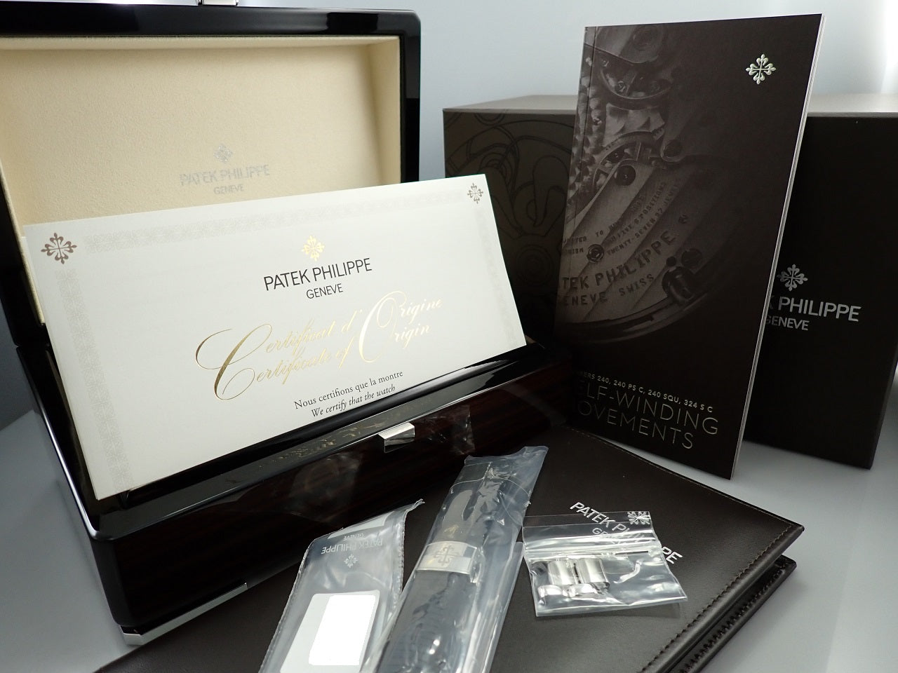 Patek Philippe Aquanaut Extra Large &lt;Warranty, Box, etc.&gt;