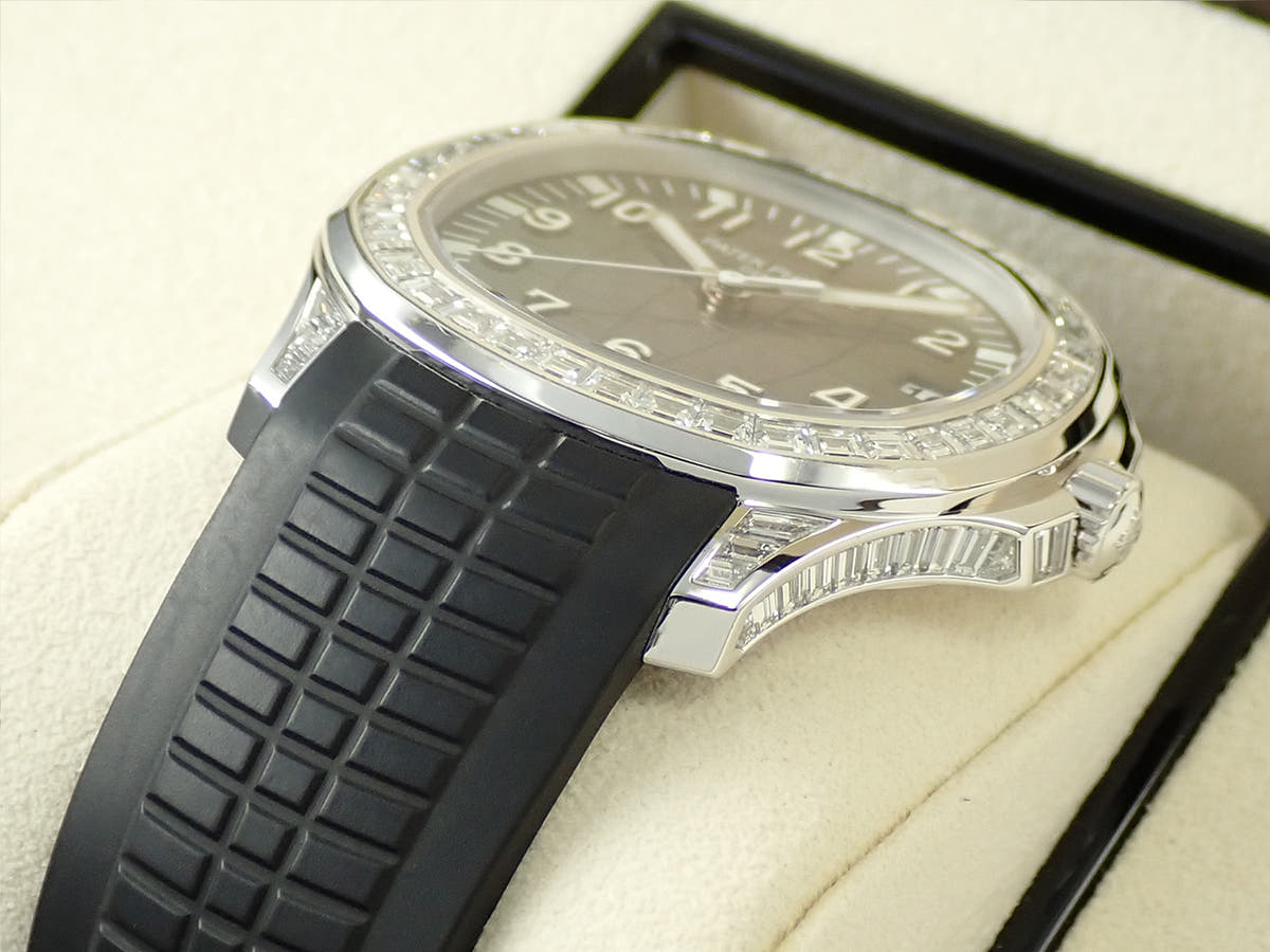 パテックフィリップ アクアノート エクストララージ Ref.5167/300G-010 ブラック文字盤 中古 5ZPKRAXZ