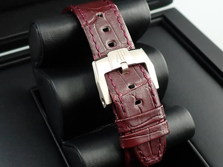オーデマピゲ CODE 11.59 バイ オーデマ ピゲ Ref.15210BC.OO.A068CR.01 ホワイトゴールド スモークバーガンディラッカー文字盤