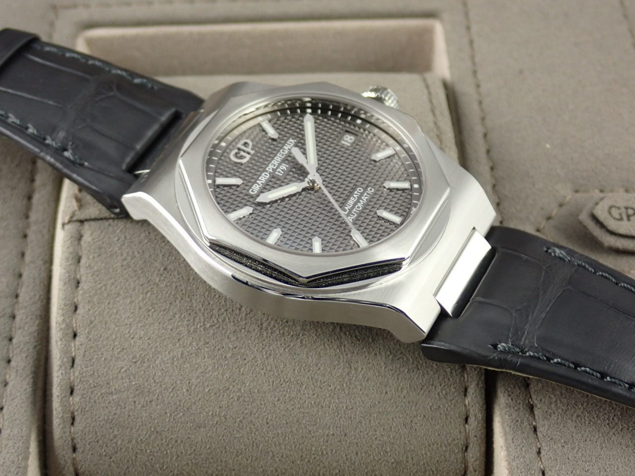 Girard-Perregaux Laureato