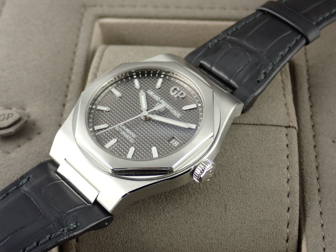 Girard-Perregaux Laureato