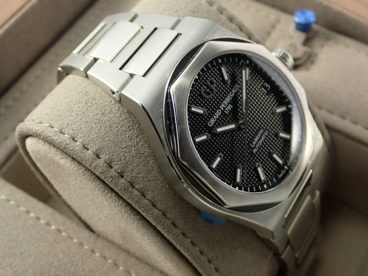 Girard-Perregaux Laureato Ref. 81010-11-635-11A Black Dial Used CKY55X21