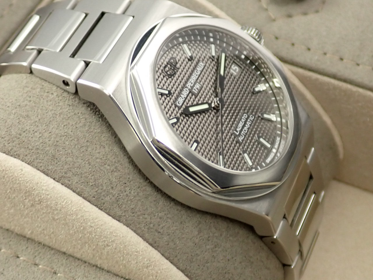 Girard-Perregaux Laureato &lt;Box and Others&gt;