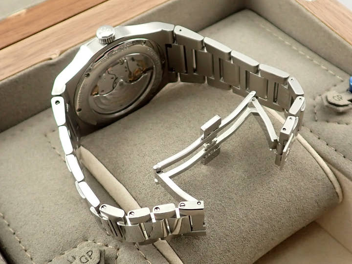 Girard-Perregaux Laureato Ref.81005-11-231-11A Grey Dial Used 10R5V729