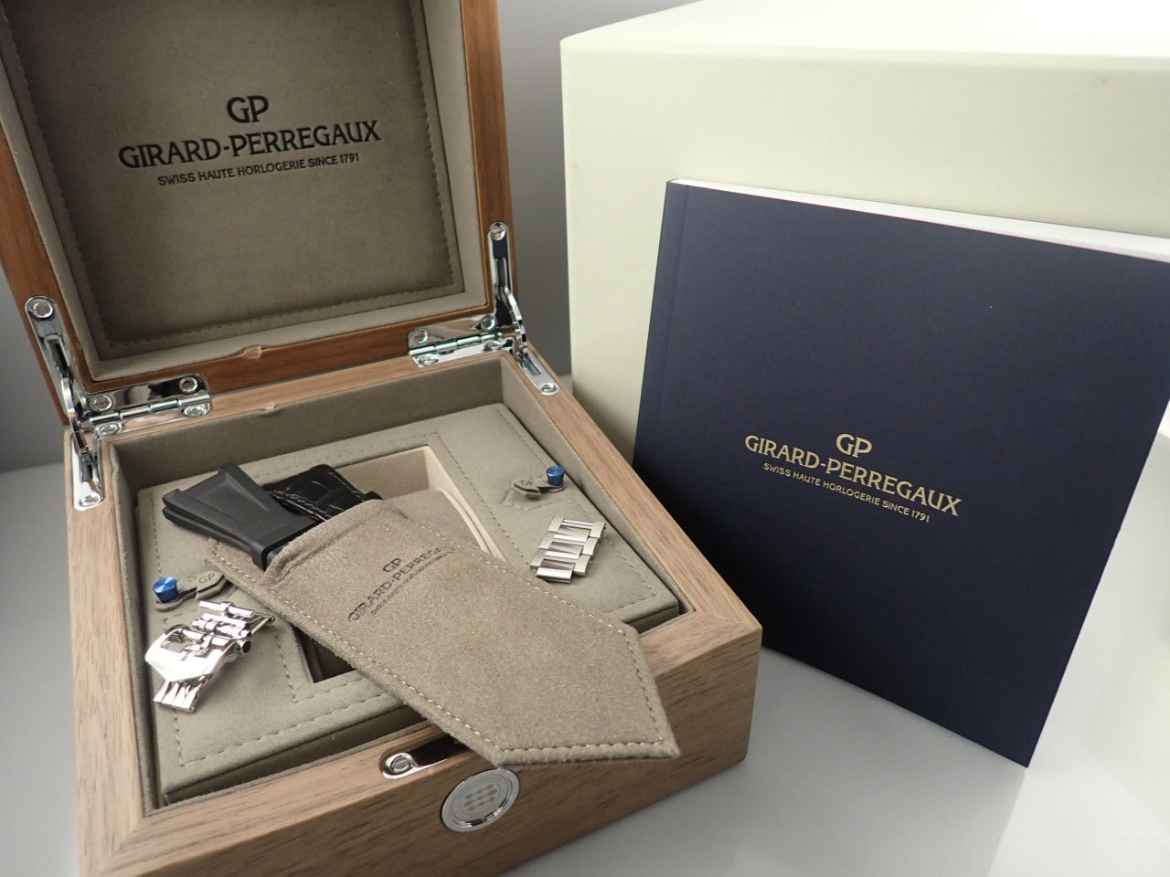 Girard-Perregaux Laureato &lt;Box and Others&gt;