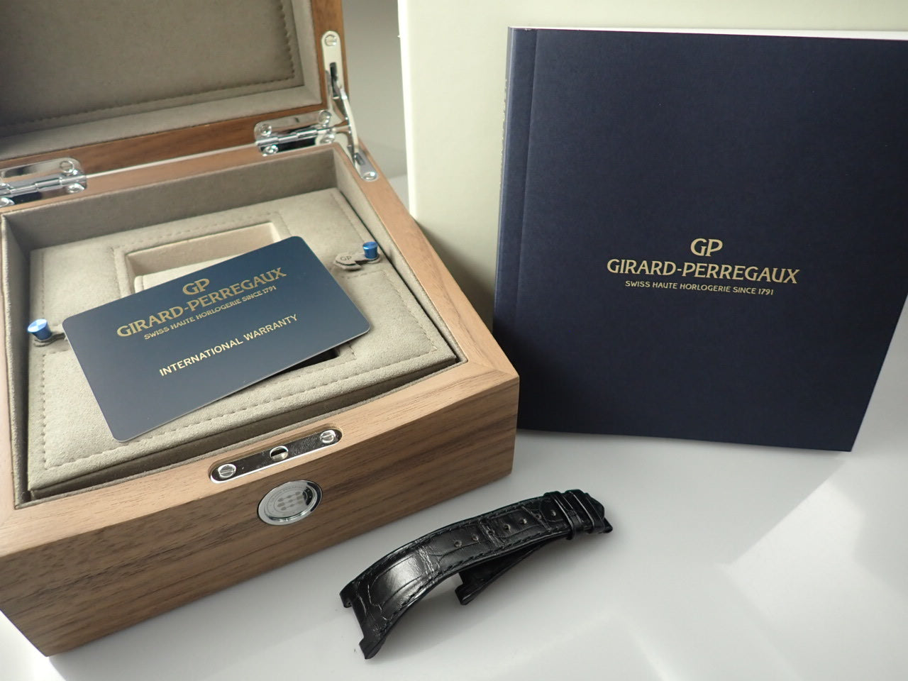 Girard-Perregaux Laureato Black Ceramic &lt;Warranty, Box, etc.&gt;