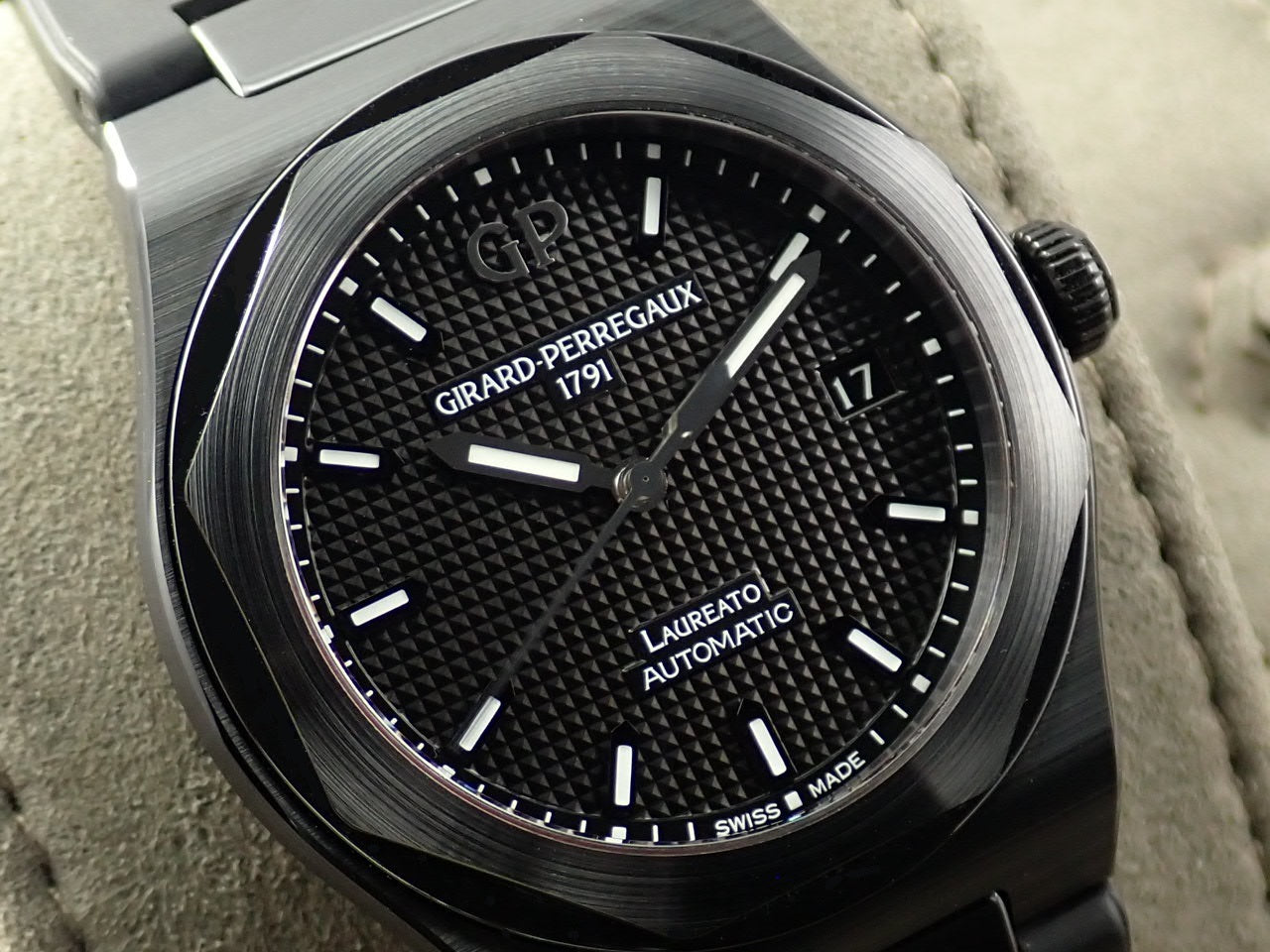 Girard-Perregaux Laureato Black Ceramic &lt;Warranty, Box, etc.&gt;