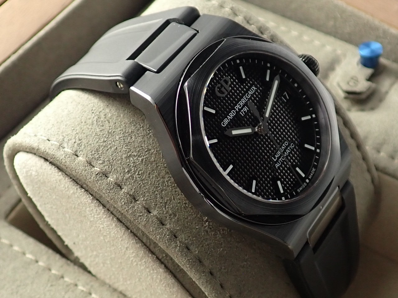 Girard-Perregaux Laureato Black Ceramic &lt;Warranty, Box, etc.&gt;