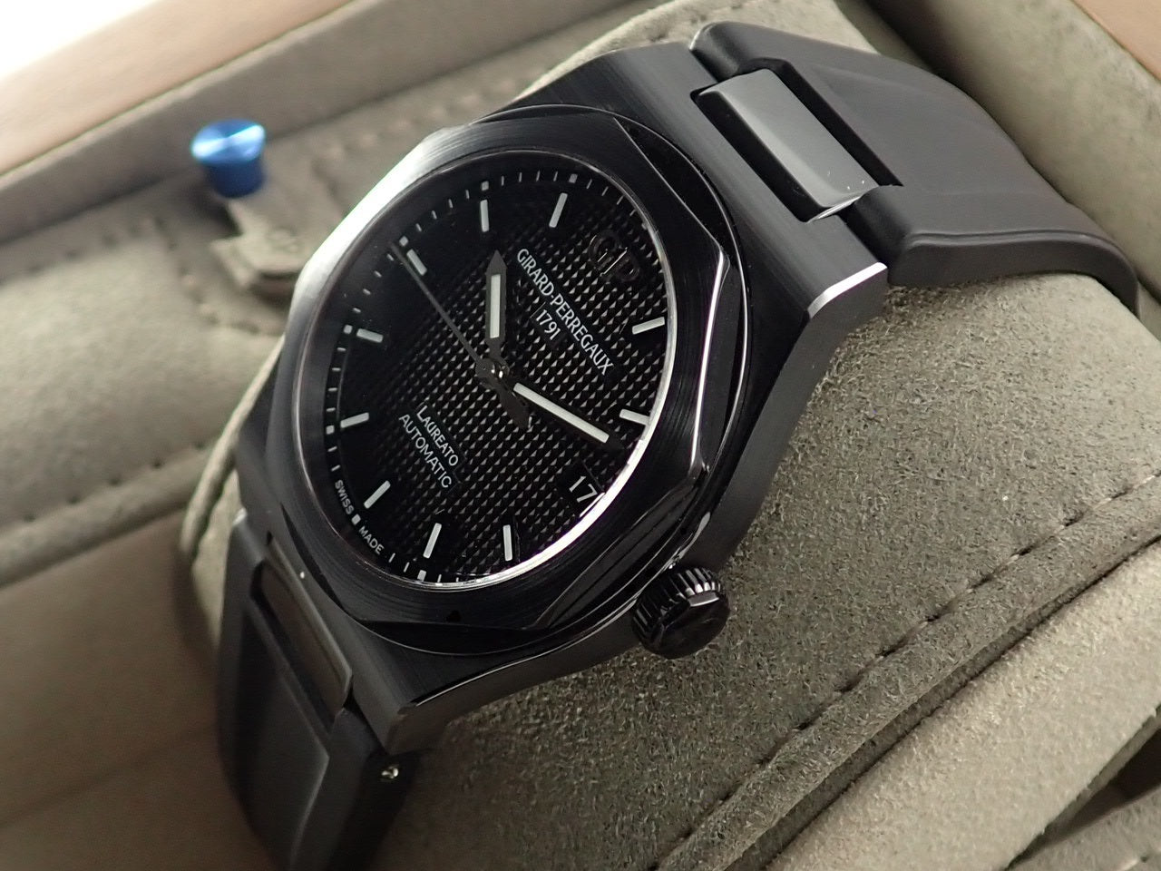 Girard-Perregaux Laureato Black Ceramic &lt;Warranty, Box, etc.&gt;