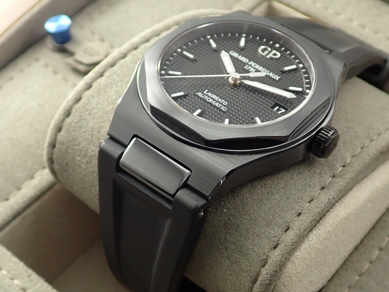 Girard-Perregaux Laureato Black Ceramic &lt;Warranty, Box, etc.&gt;