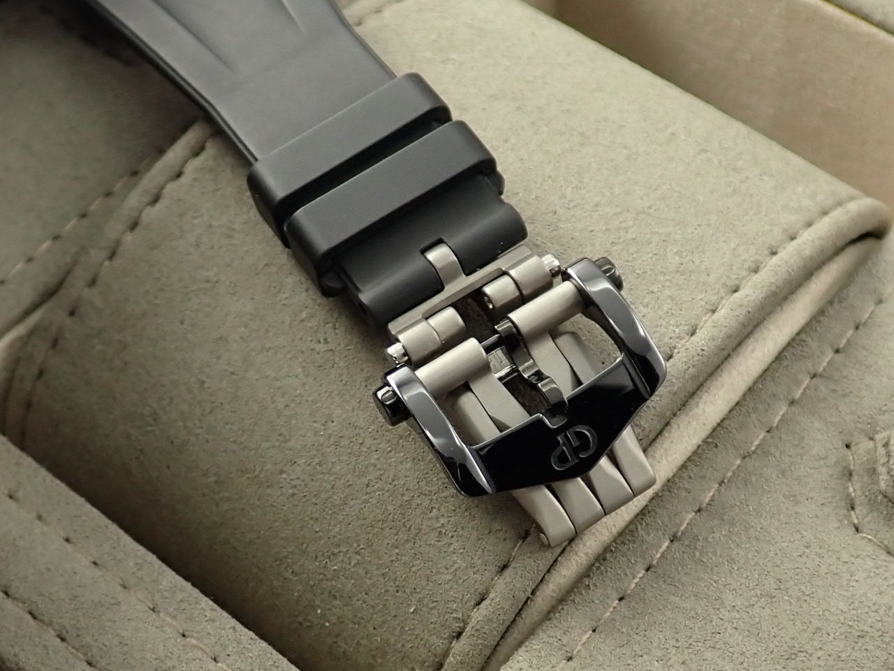 Girard-Perregaux Laureato Black Ceramic &lt;Warranty, Box, etc.&gt;