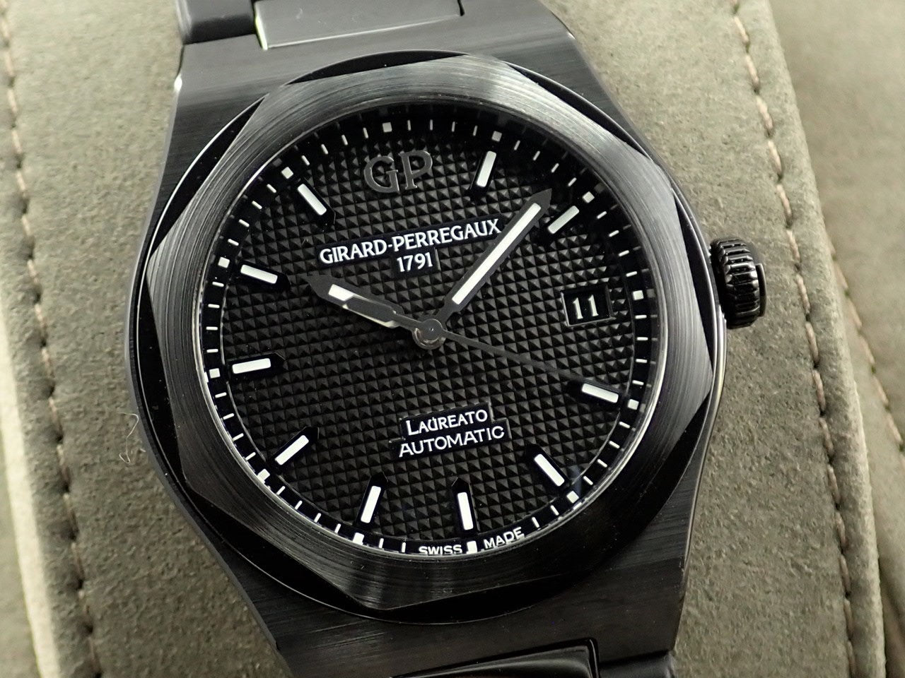 Girard-Perregaux Laureato Black Ceramic &lt;Warranty, Box, etc.&gt;