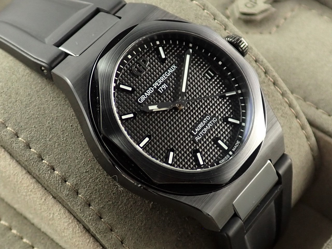 Girard-Perregaux Laureato Black Ceramic &lt;Warranty, Box, etc.&gt;