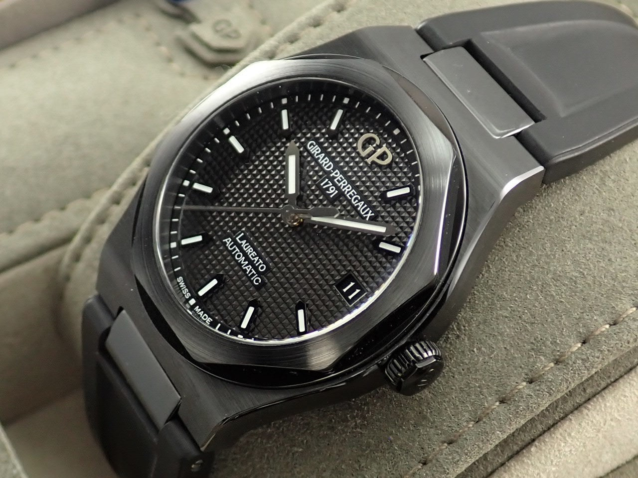 Girard-Perregaux Laureato Black Ceramic &lt;Warranty, Box, etc.&gt;