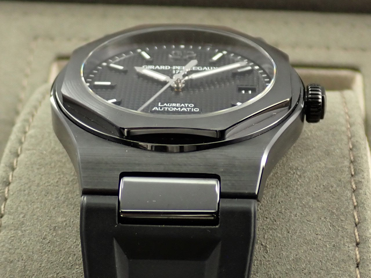 Girard-Perregaux Laureato Black Ceramic &lt;Warranty, Box, etc.&gt;