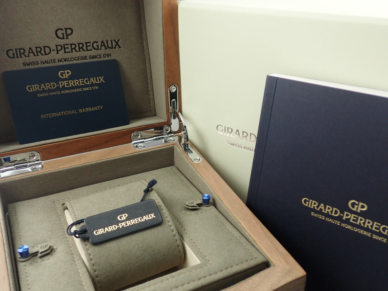 Girard-Perregaux Laureato Black Ceramic &lt;Warranty, Box, etc.&gt;