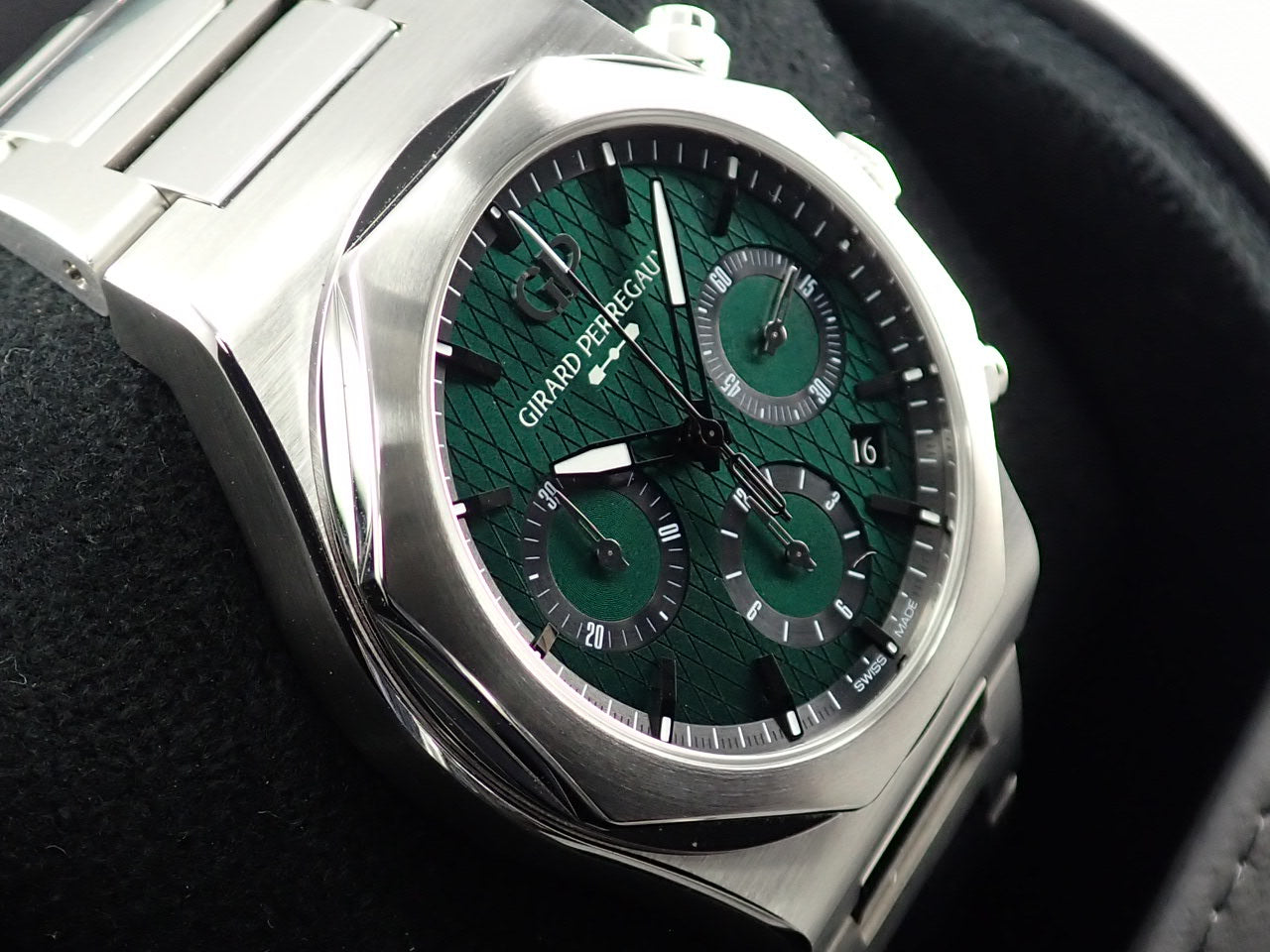 Girard-Perregaux Laureato Chronograph Aston Martin Edition &lt;Warranty, Box, etc.&gt;