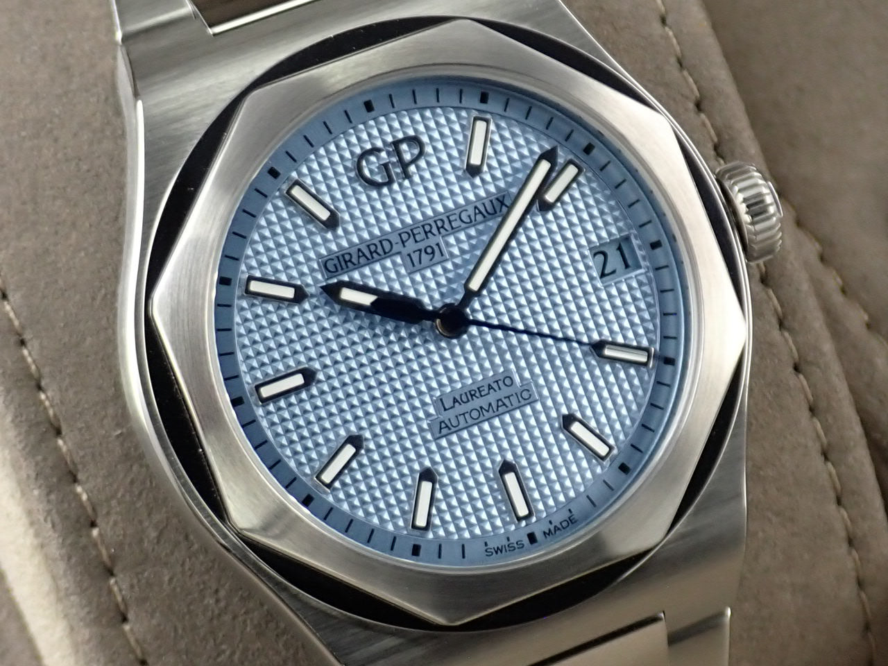 Girard-Perregaux Laureato Glacier Japan Limited &lt;Warranty, Box, etc.&gt;