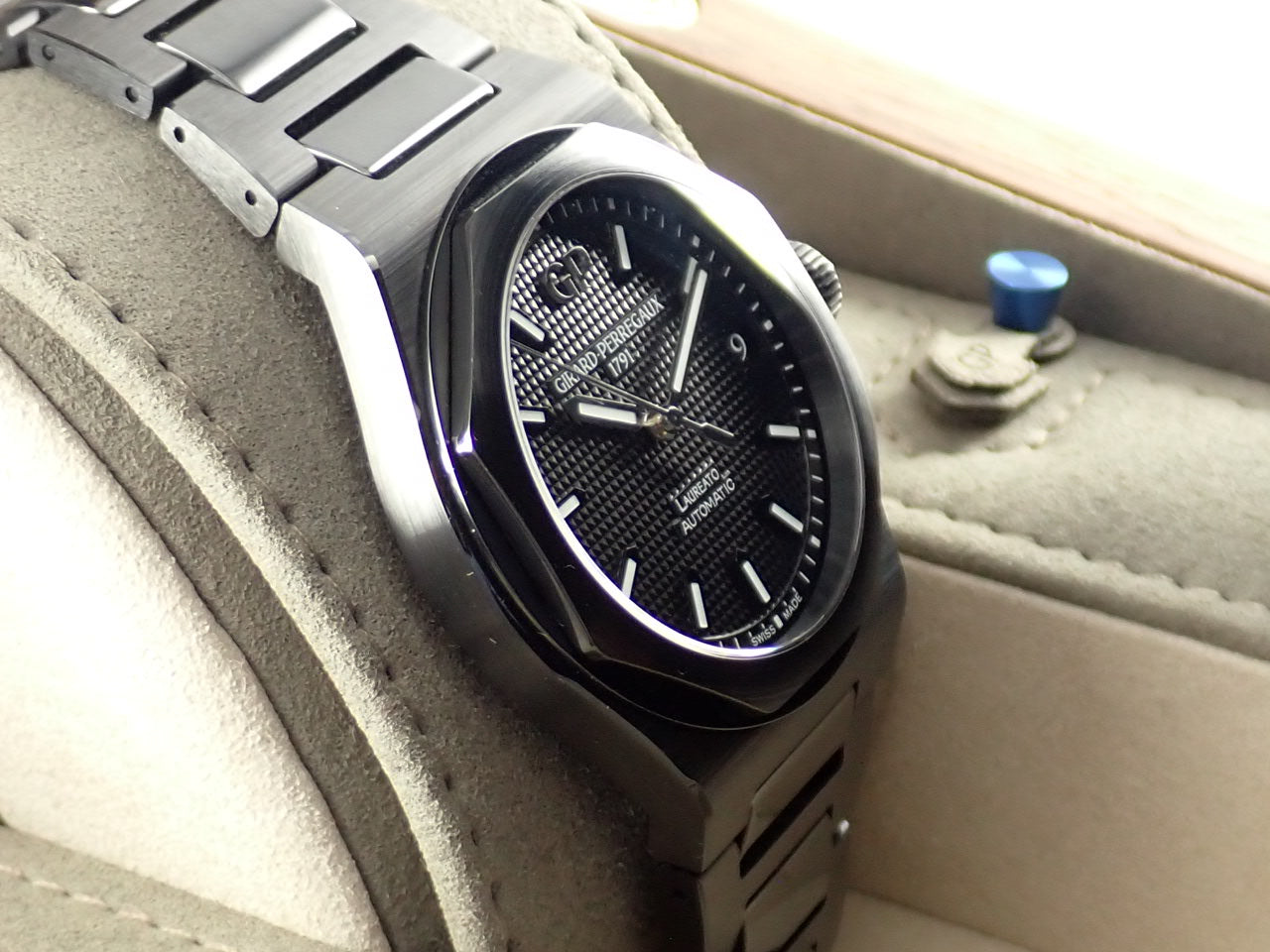 Girard-Perregaux Laureato 42mm Black Ceramic &lt;Warranty, Box, etc.&gt;