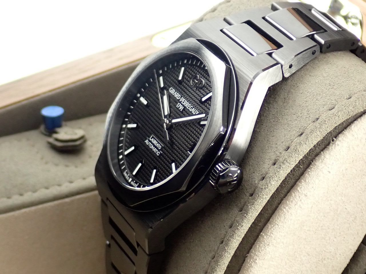 Girard-Perregaux Laureato 42mm Black Ceramic &lt;Warranty, Box, etc.&gt;