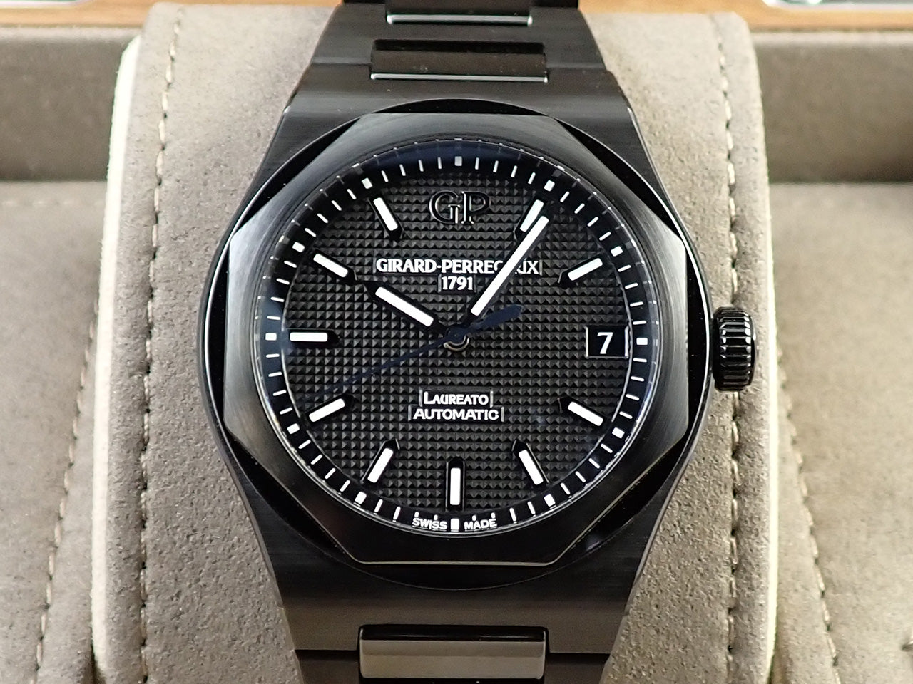 Girard-Perregaux Laureato Black Ceramic &lt;Warranty, Box, etc.&gt;