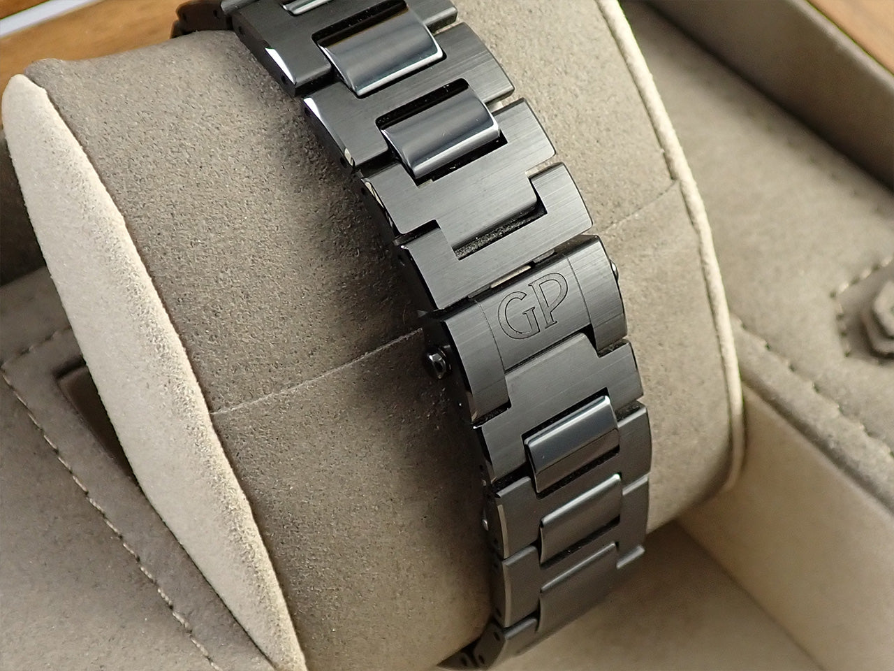 Girard-Perregaux Laureato Black Ceramic &lt;Warranty, Box, etc.&gt;