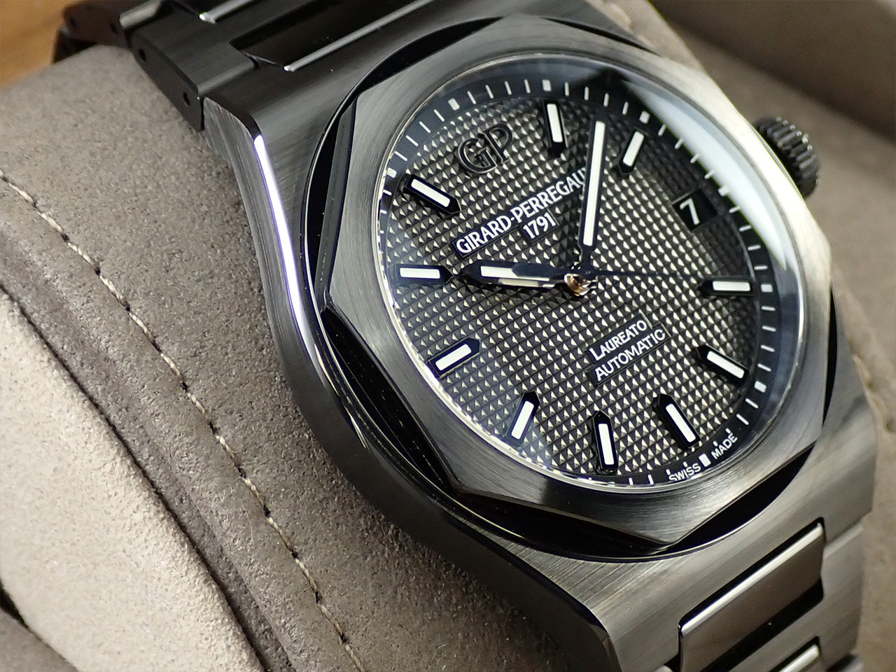 Girard-Perregaux Laureato Black Ceramic &lt;Warranty, Box, etc.&gt;